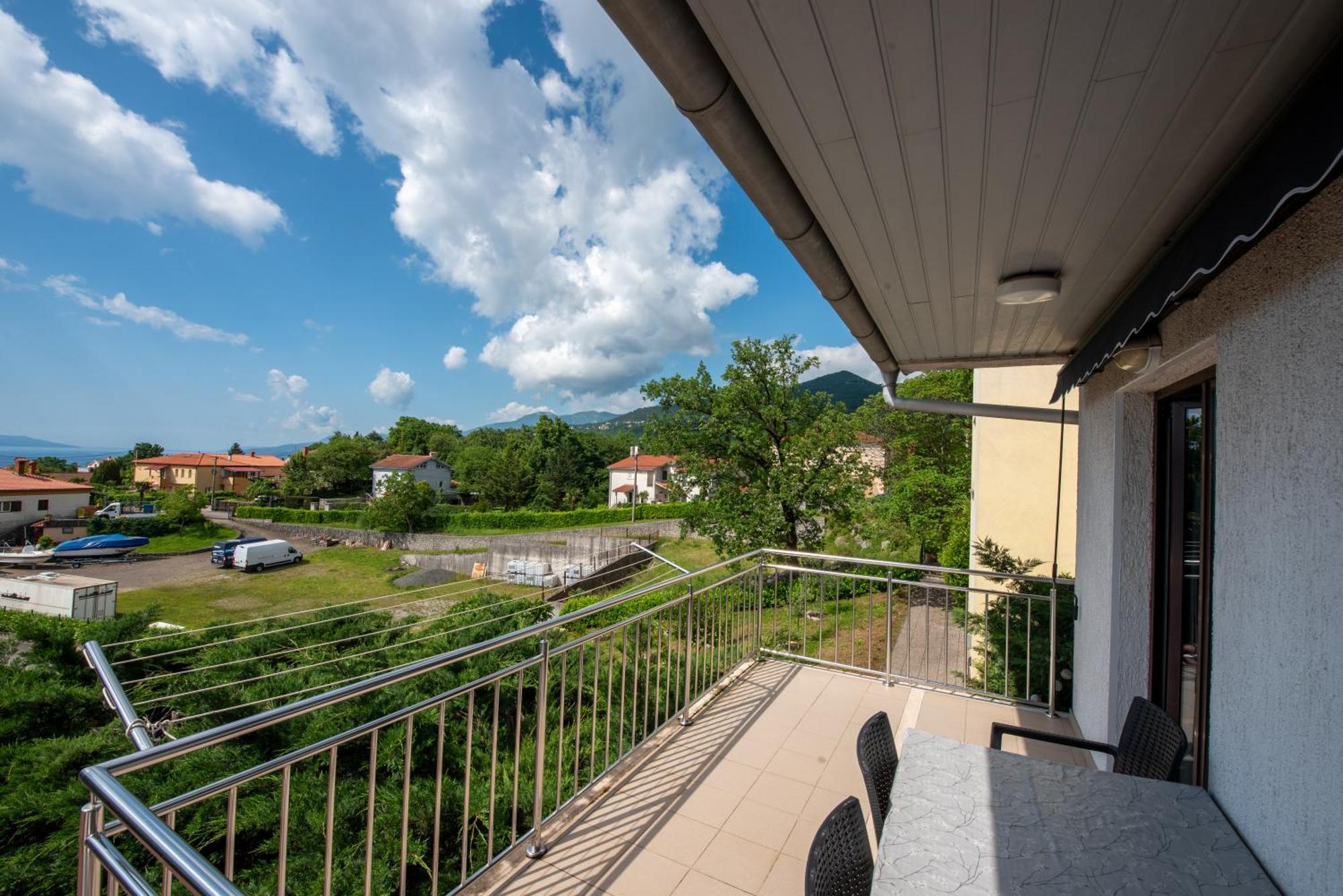 Apartments Dorijan With Pool Matulji Bagian luar foto
